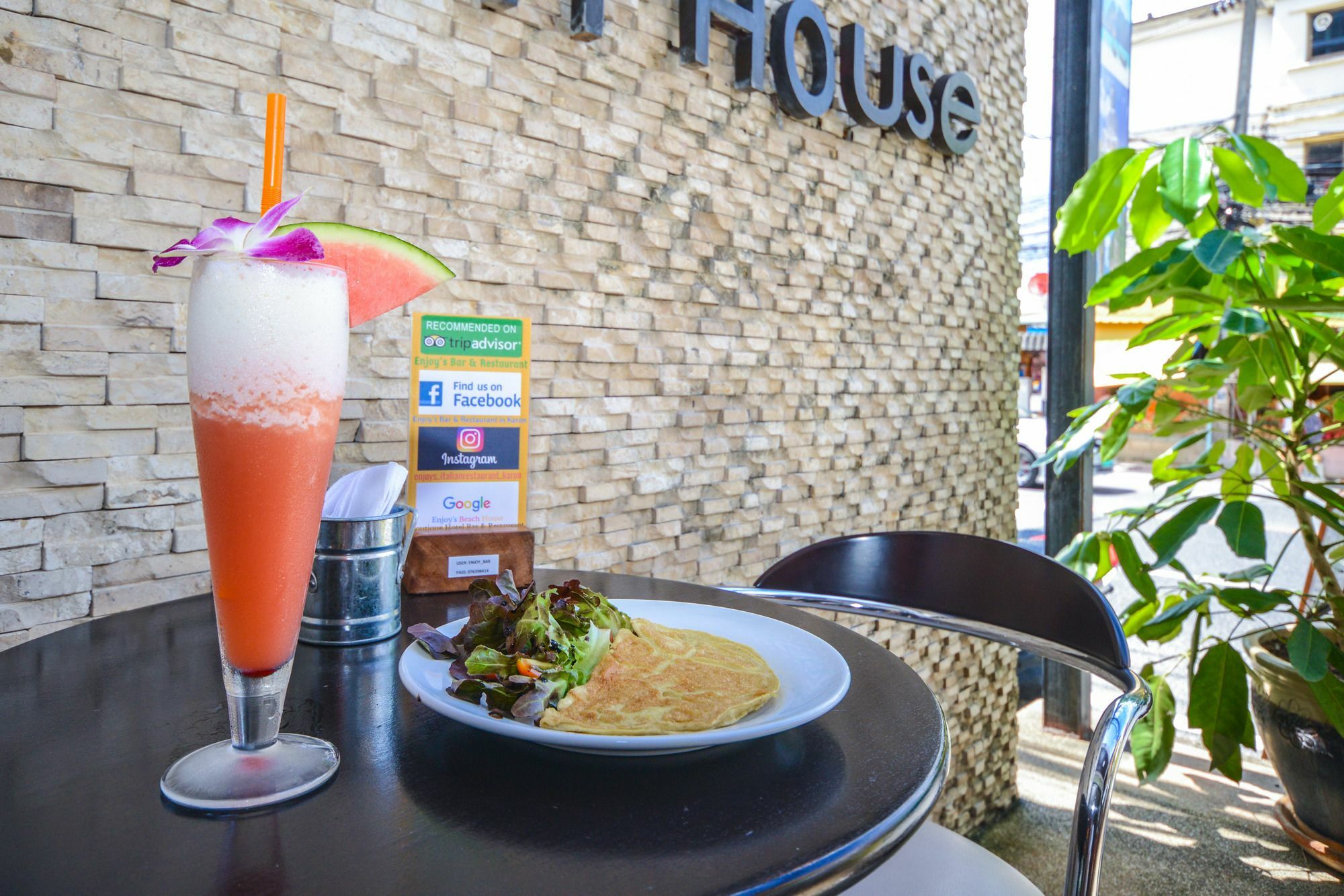 Enjoy'S Beach House & Cafe' Ban Karon エクステリア 写真
