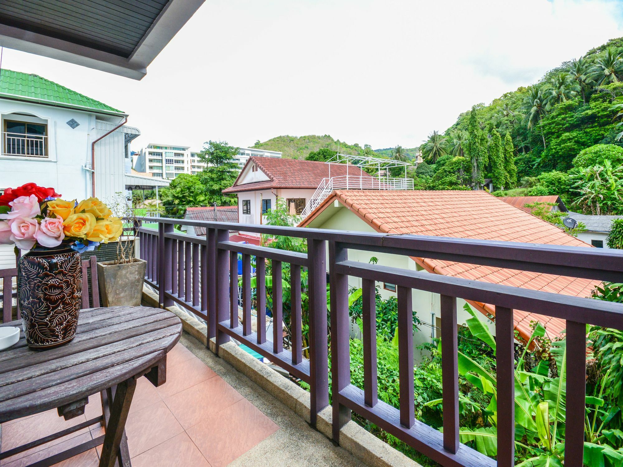 Enjoy'S Beach House & Cafe' Ban Karon エクステリア 写真